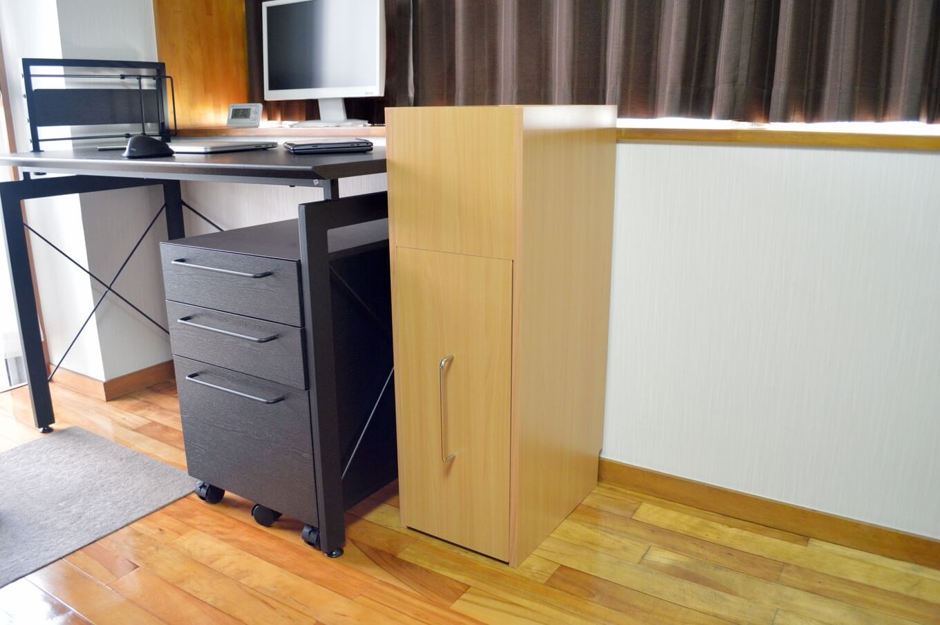 018_20150621_100-desk002ma