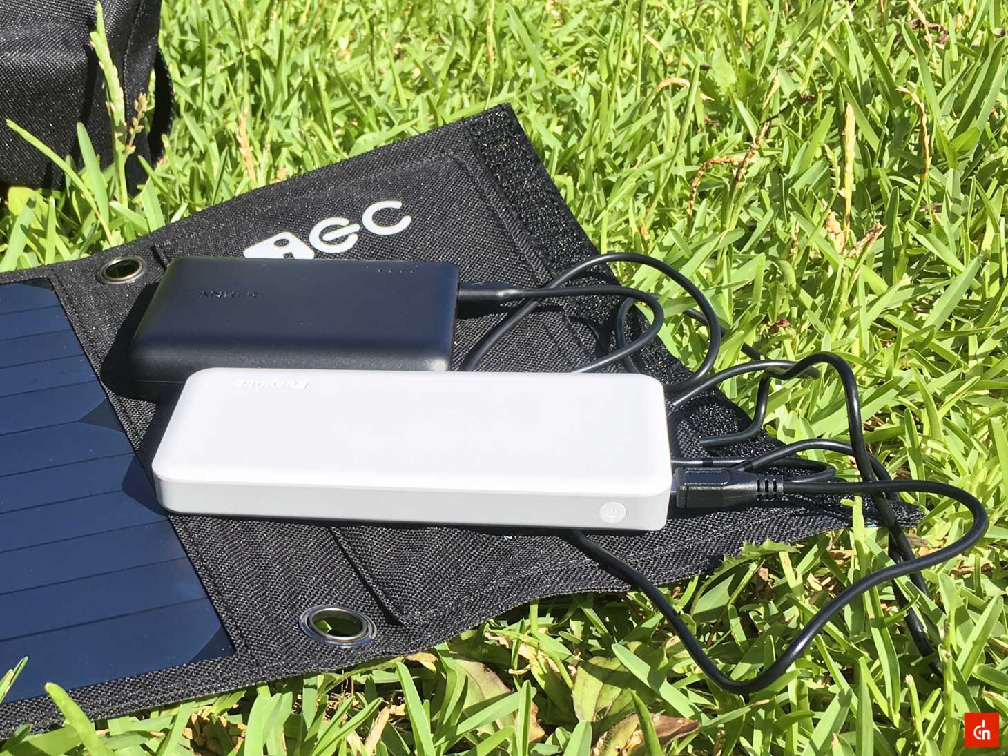026_20160618_iec-solar-charger