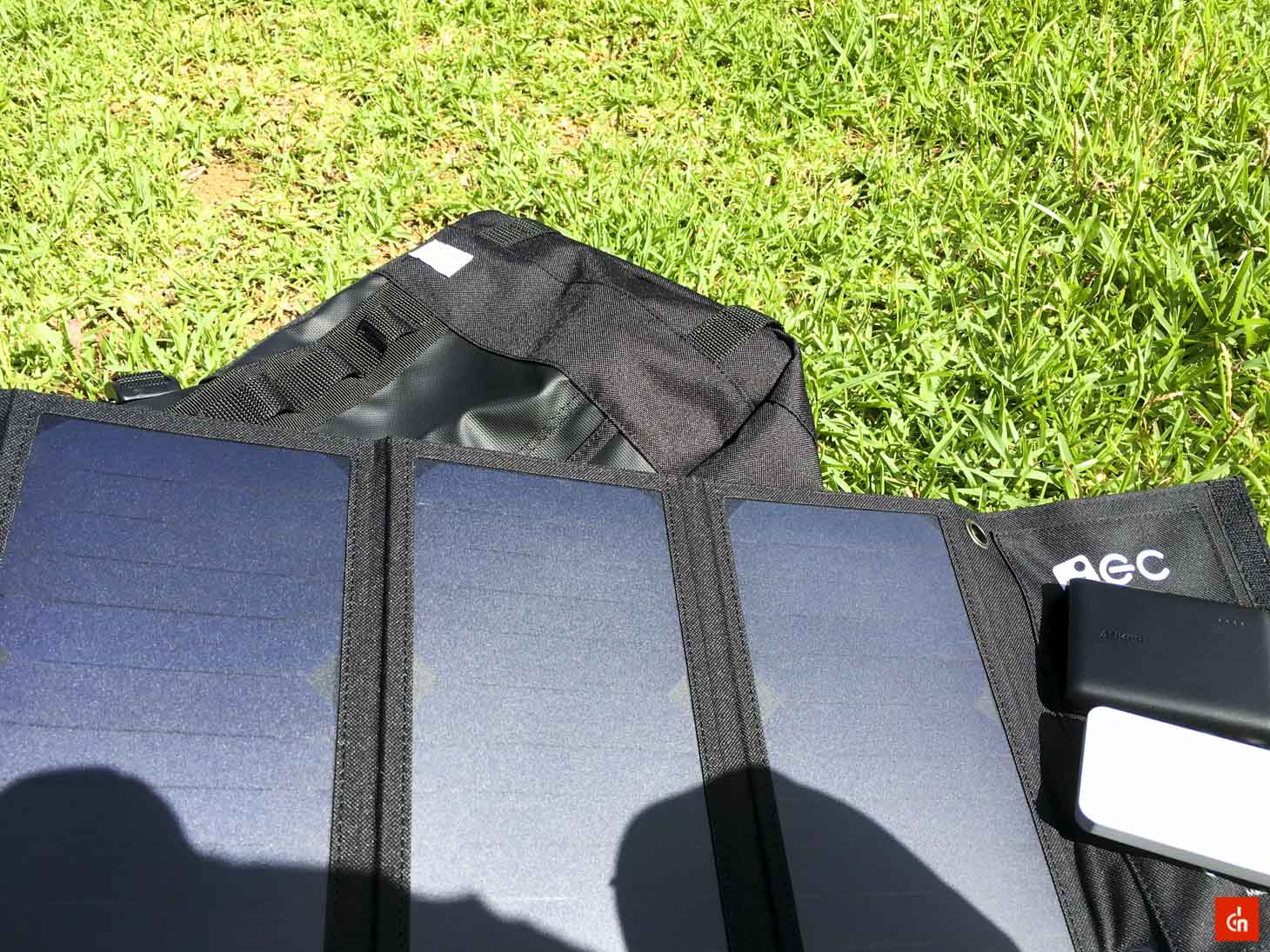 028_20160618_iec-solar-charger