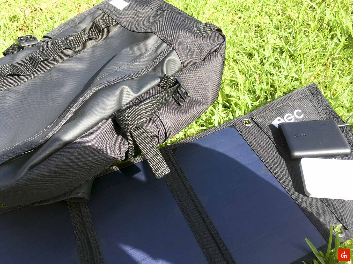 029_20160618_iec-solar-charger